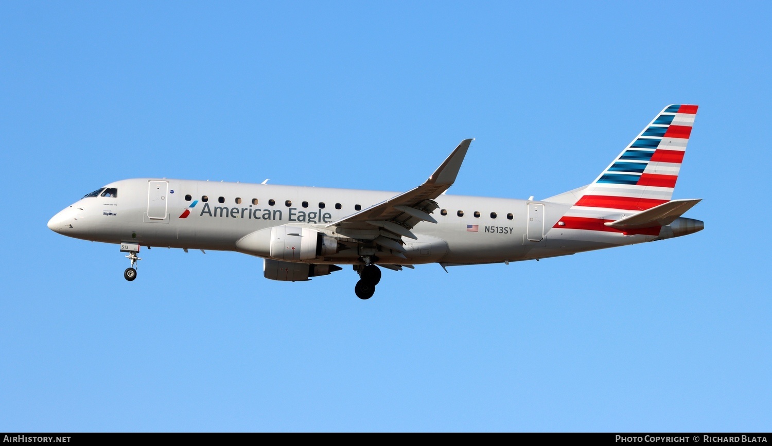Aircraft Photo of N513SY | Embraer 175LR (ERJ-170-200LR) | American Eagle | AirHistory.net #745227