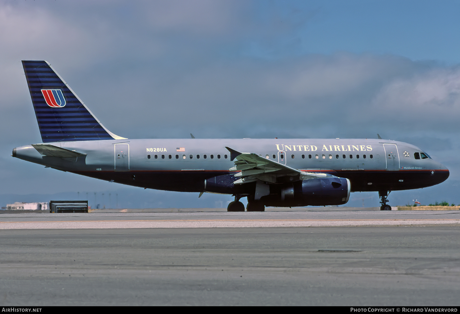 Aircraft Photo of N828UA | Airbus A319-131 | United Airlines | AirHistory.net #745828