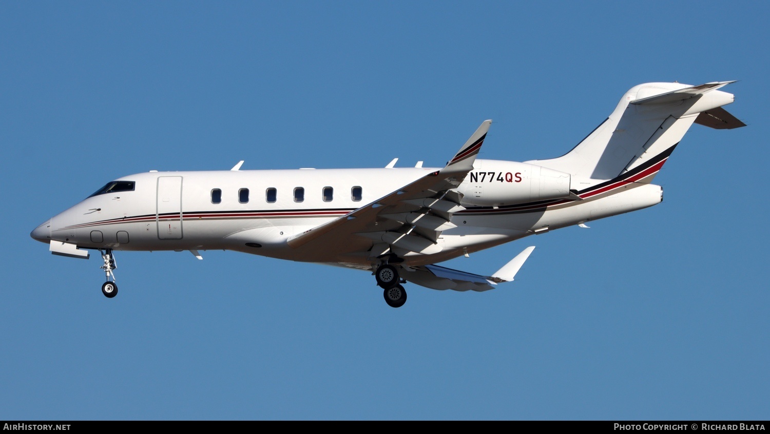 Aircraft Photo of N774QS | Bombardier Challenger 350 (BD-100-1A10) | AirHistory.net #746010