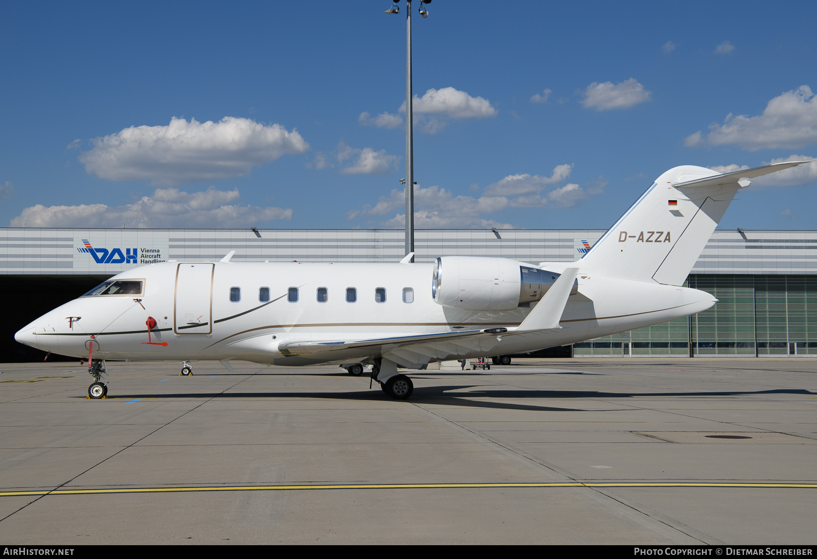 Aircraft Photo of D-AZZA | Bombardier Challenger 605 (CL-600-2B16) | AirHistory.net #747565