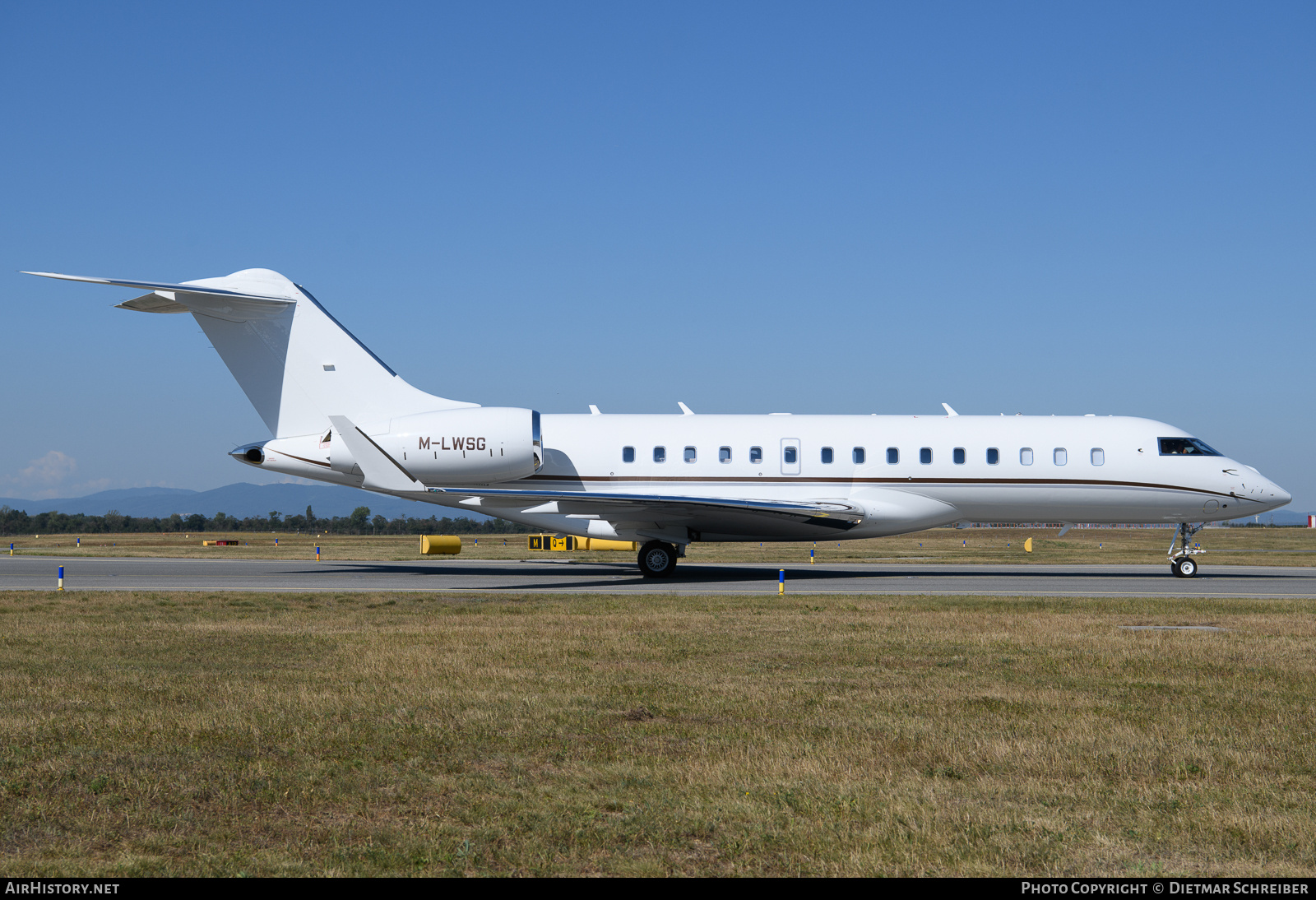 Aircraft Photo of M-LWSG | Bombardier Global 6000 (BD-700-1A10) | AirHistory.net #747583