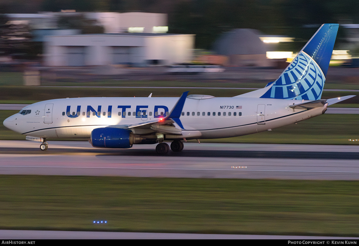 Aircraft Photo of N17730 | Boeing 737-724 | United Airlines | AirHistory.net #748168