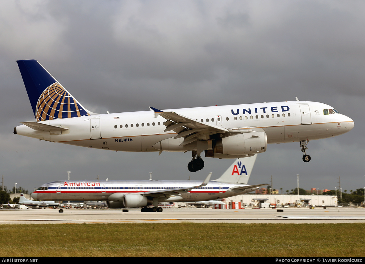 Aircraft Photo of N854UA | Airbus A319-131 | United Airlines | AirHistory.net #749661