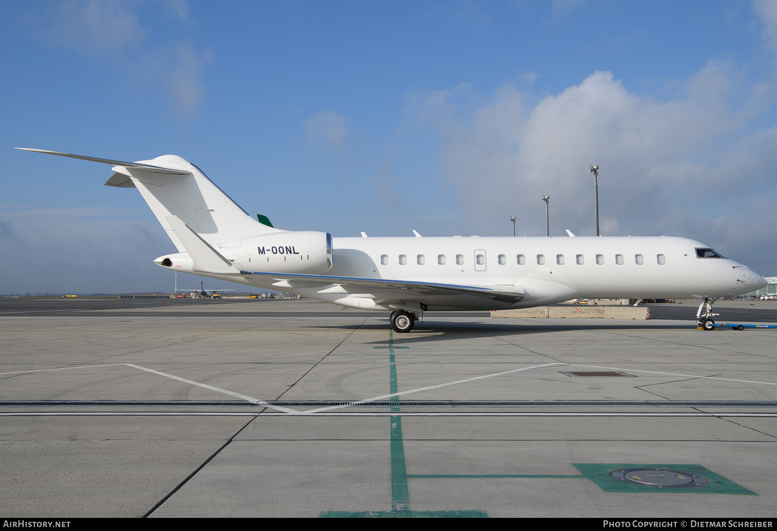 Aircraft Photo of M-OONL | Bombardier Global Express XRS (BD-700-1A10) | AirHistory.net #749670