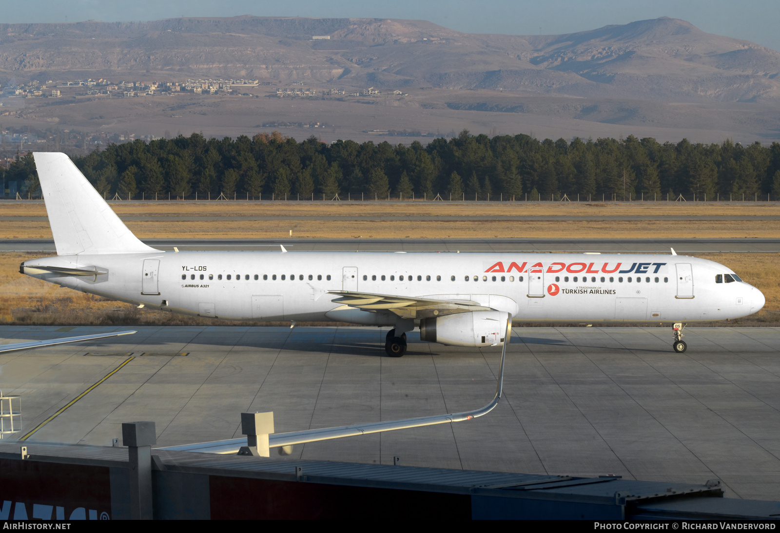 Aircraft Photo of YL-LDS | Airbus A321-231 | AnadoluJet | AirHistory.net #749956