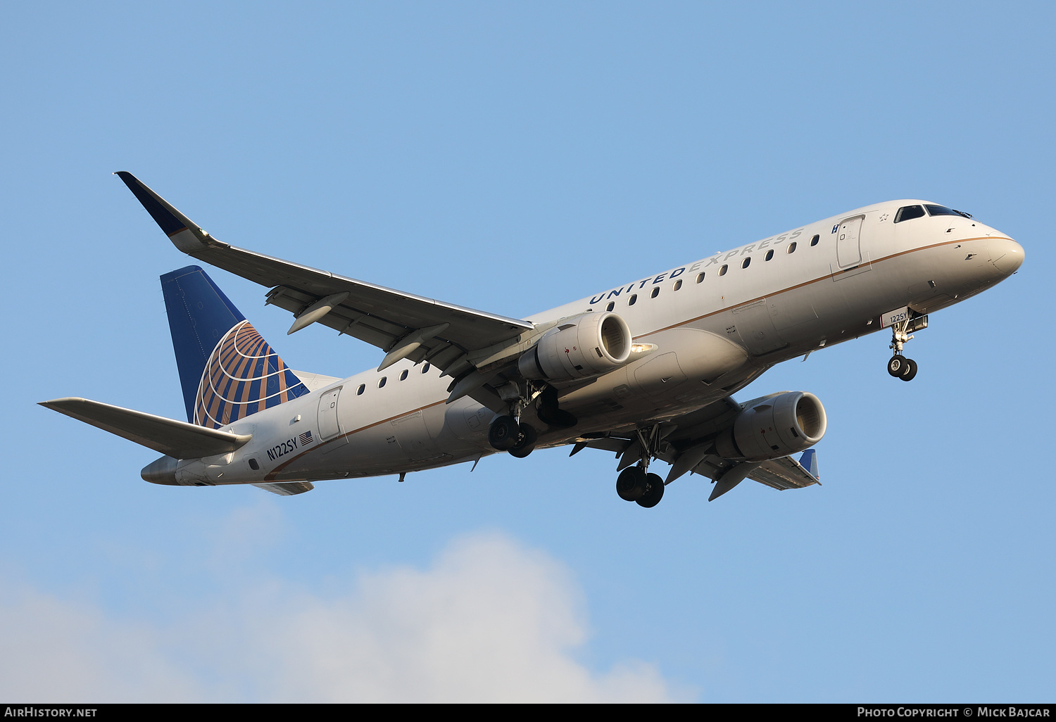 Aircraft Photo of N122SY | Embraer 175LR (ERJ-170-200LR) | United Express | AirHistory.net #750584