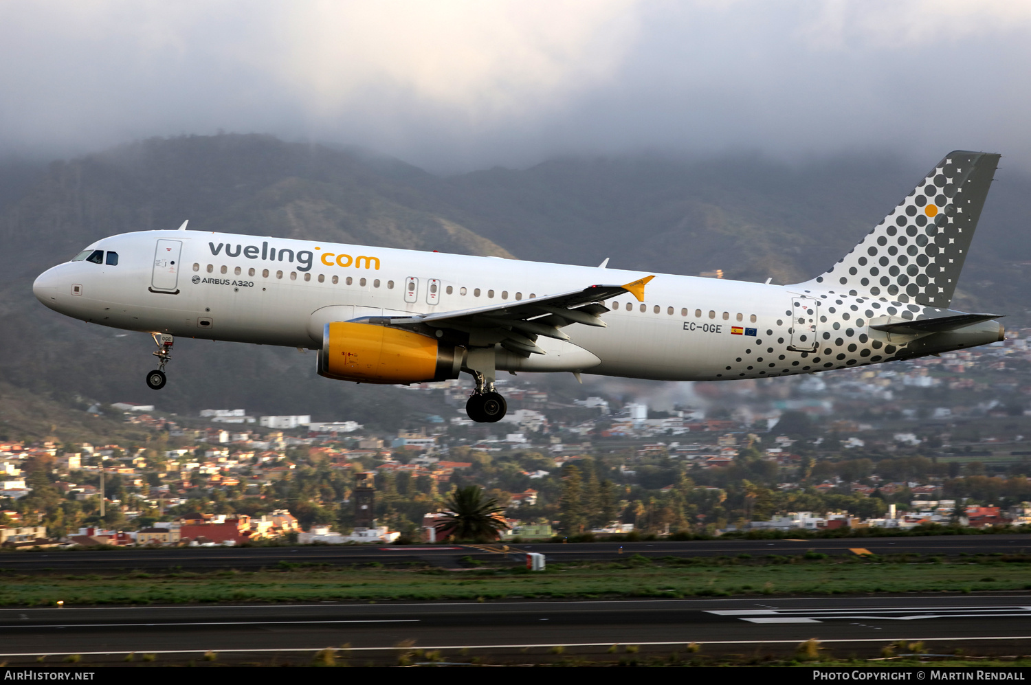Aircraft Photo of EC-OGE | Airbus A320-232 | Vueling Airlines | AirHistory.net #750859