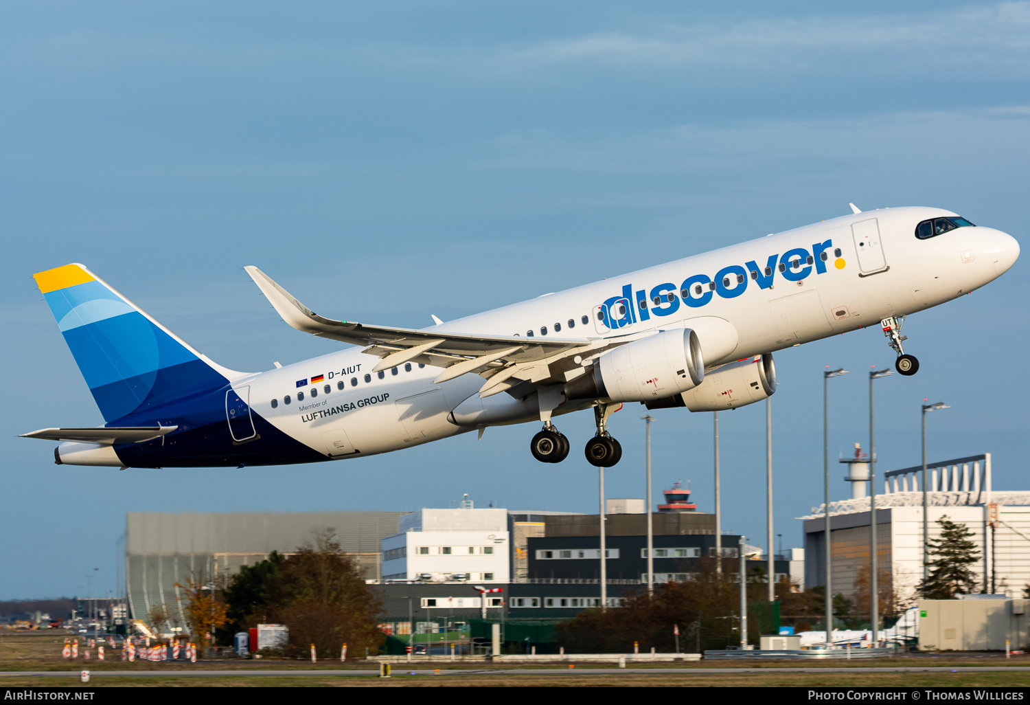 Aircraft Photo of D-AIUT | Airbus A320-214 | Discover Airlines | AirHistory.net #752201