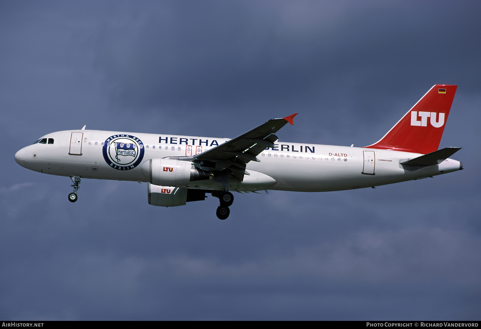 Aircraft Photo of D-ALTD | Airbus A320-214 | LTU - Lufttransport-Unternehmen | AirHistory.net #754249