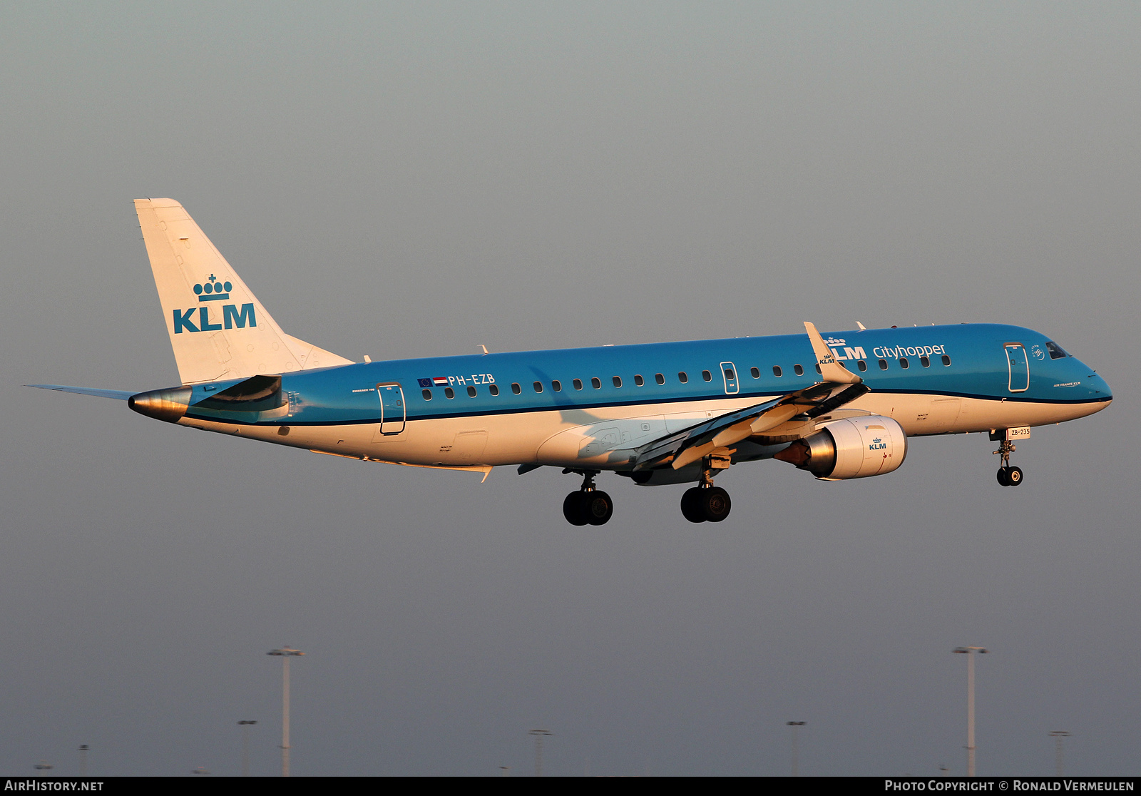 Aircraft Photo of PH-EZB | Embraer 190STD (ERJ-190-100STD) | KLM Cityhopper | AirHistory.net #754364