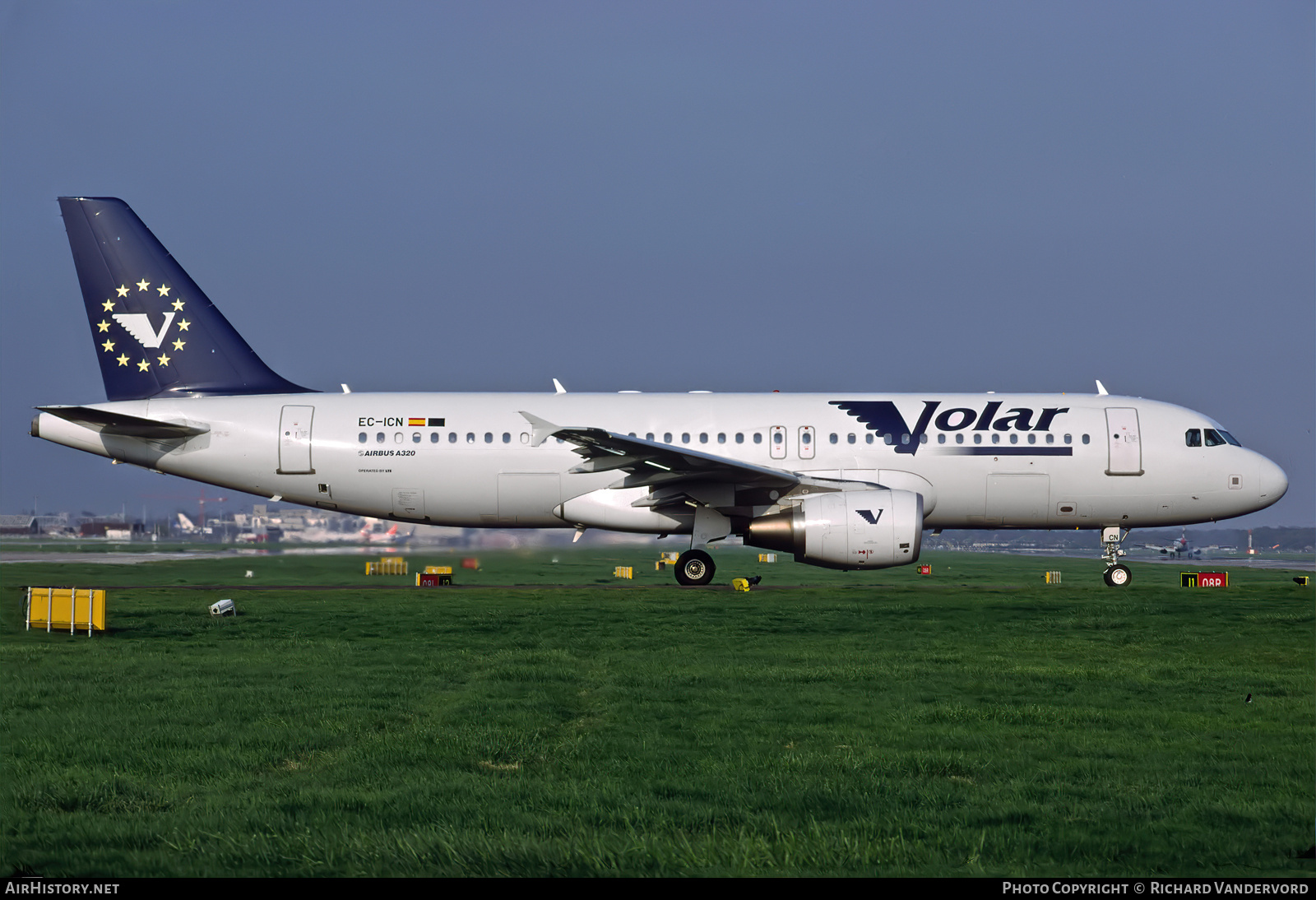 Aircraft Photo of EC-ICN | Airbus A320-214 | Volar Airlines | AirHistory.net #754416
