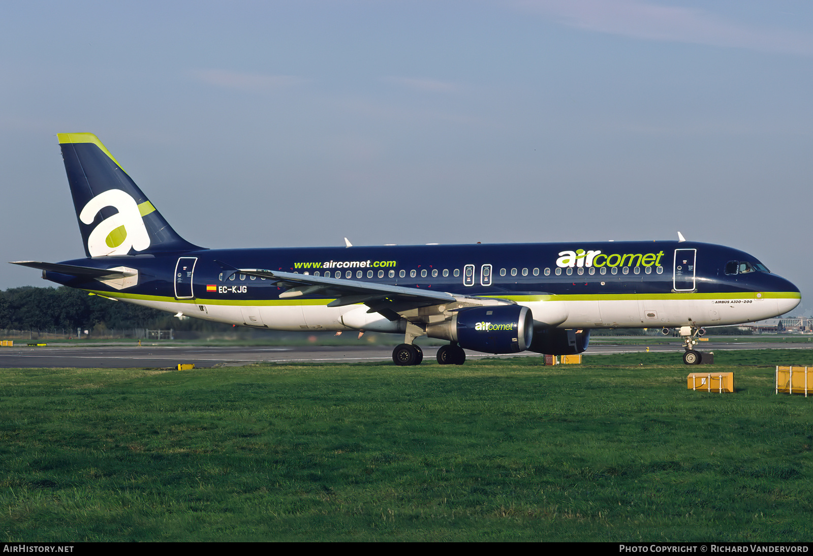 Aircraft Photo of EC-KJG | Airbus A320-211 | Air Comet | AirHistory.net #754455