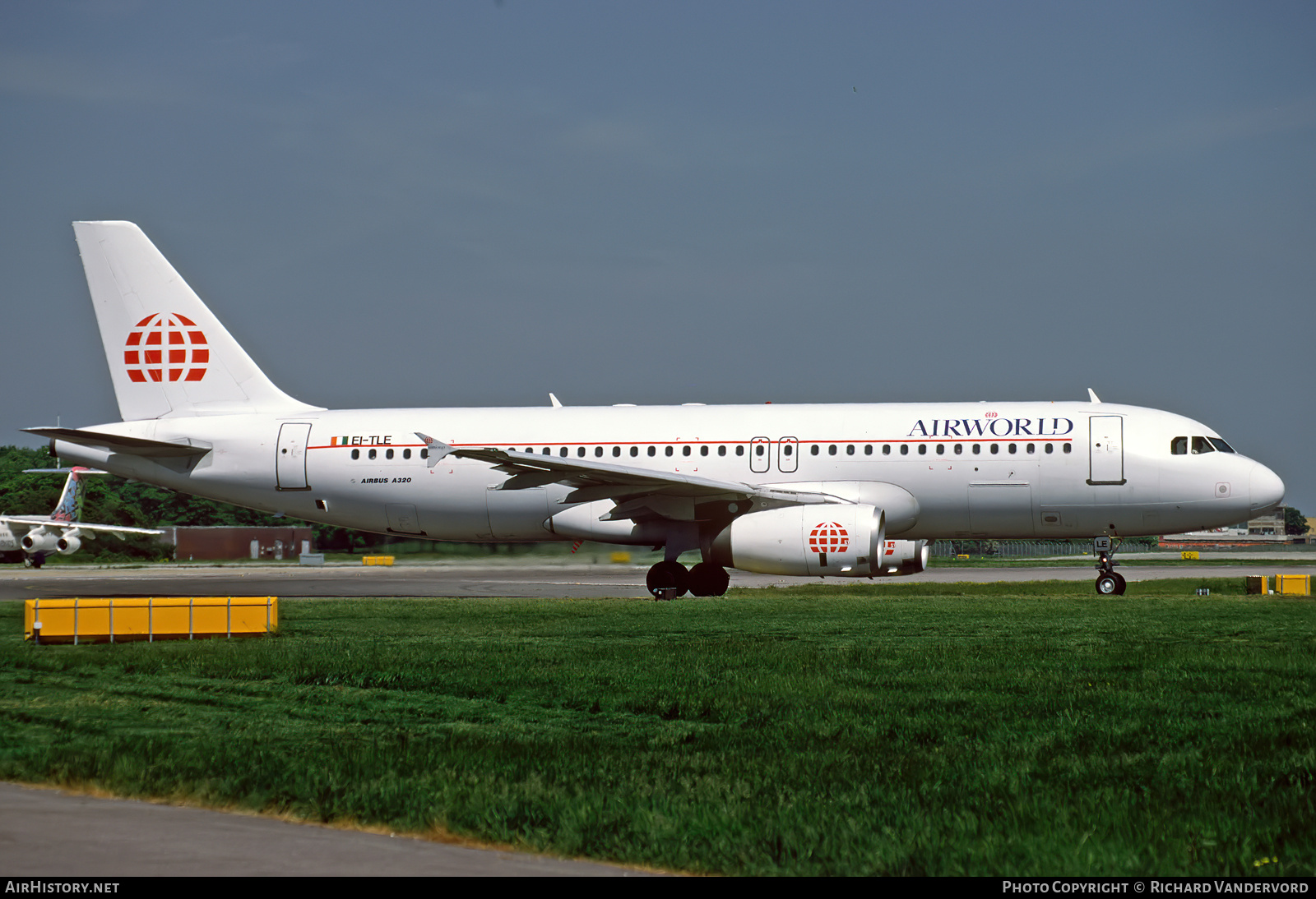 Aircraft Photo of EI-TLE | Airbus A320-231 | AirWorld | AirHistory.net #754562
