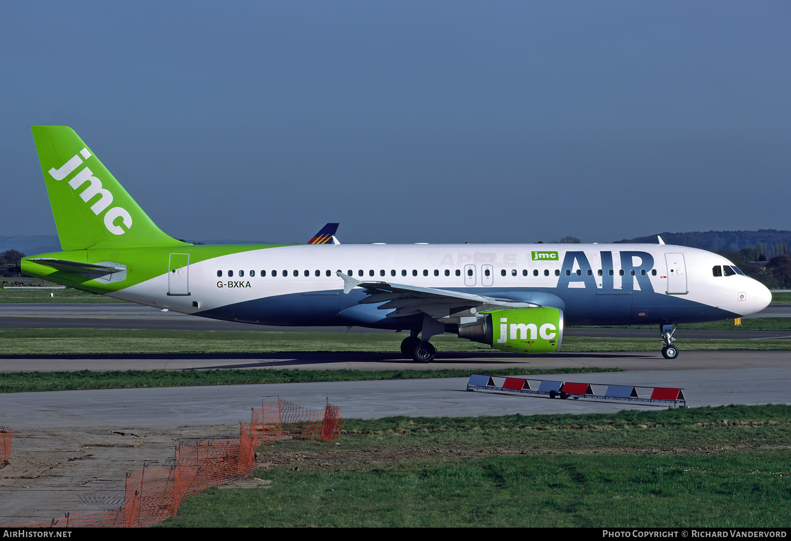 Aircraft Photo of G-BXKA | Airbus A320-214 | JMC Air | AirHistory.net #755221