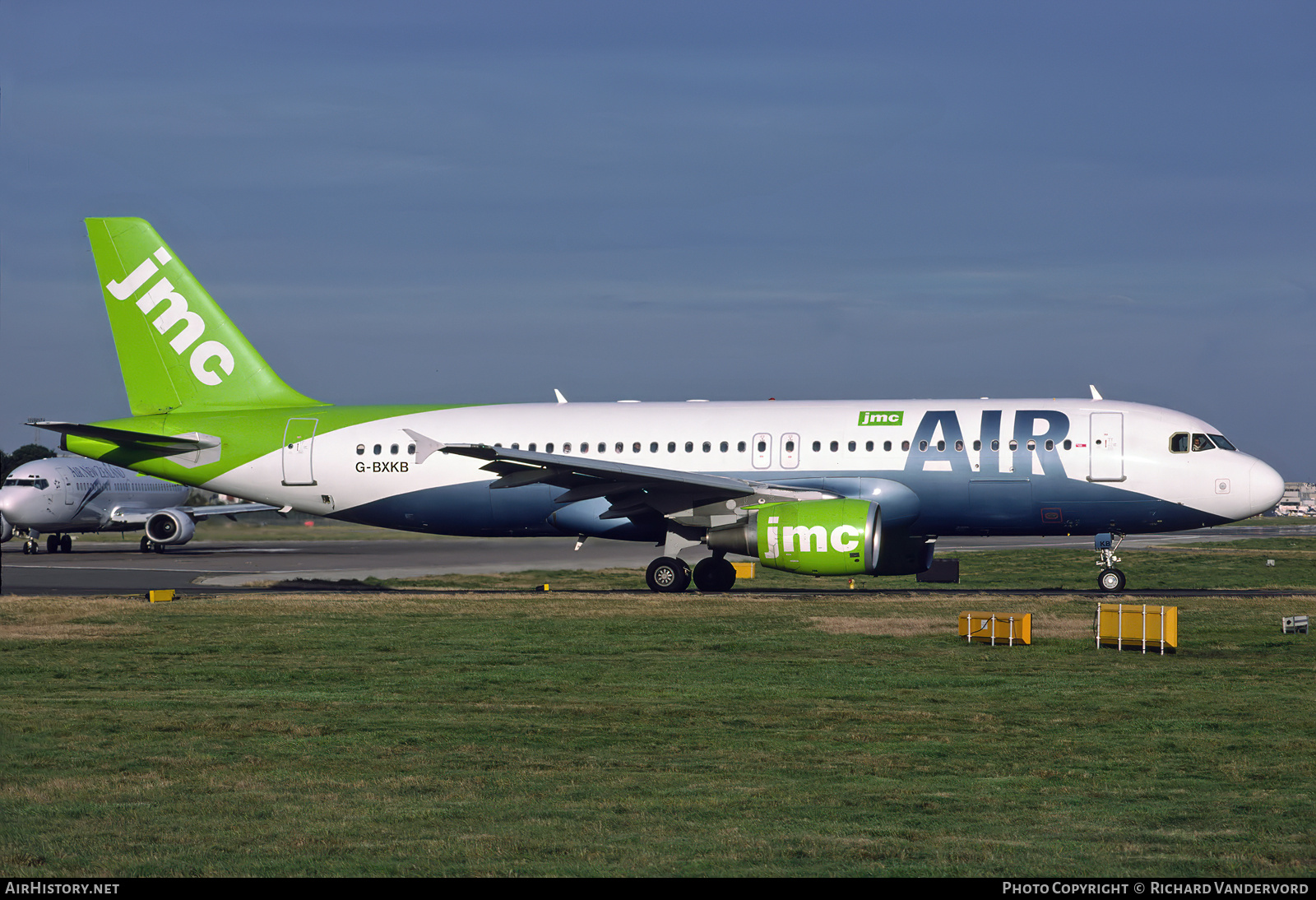 Aircraft Photo of G-BXKB | Airbus A320-214 | JMC Air | AirHistory.net #755469