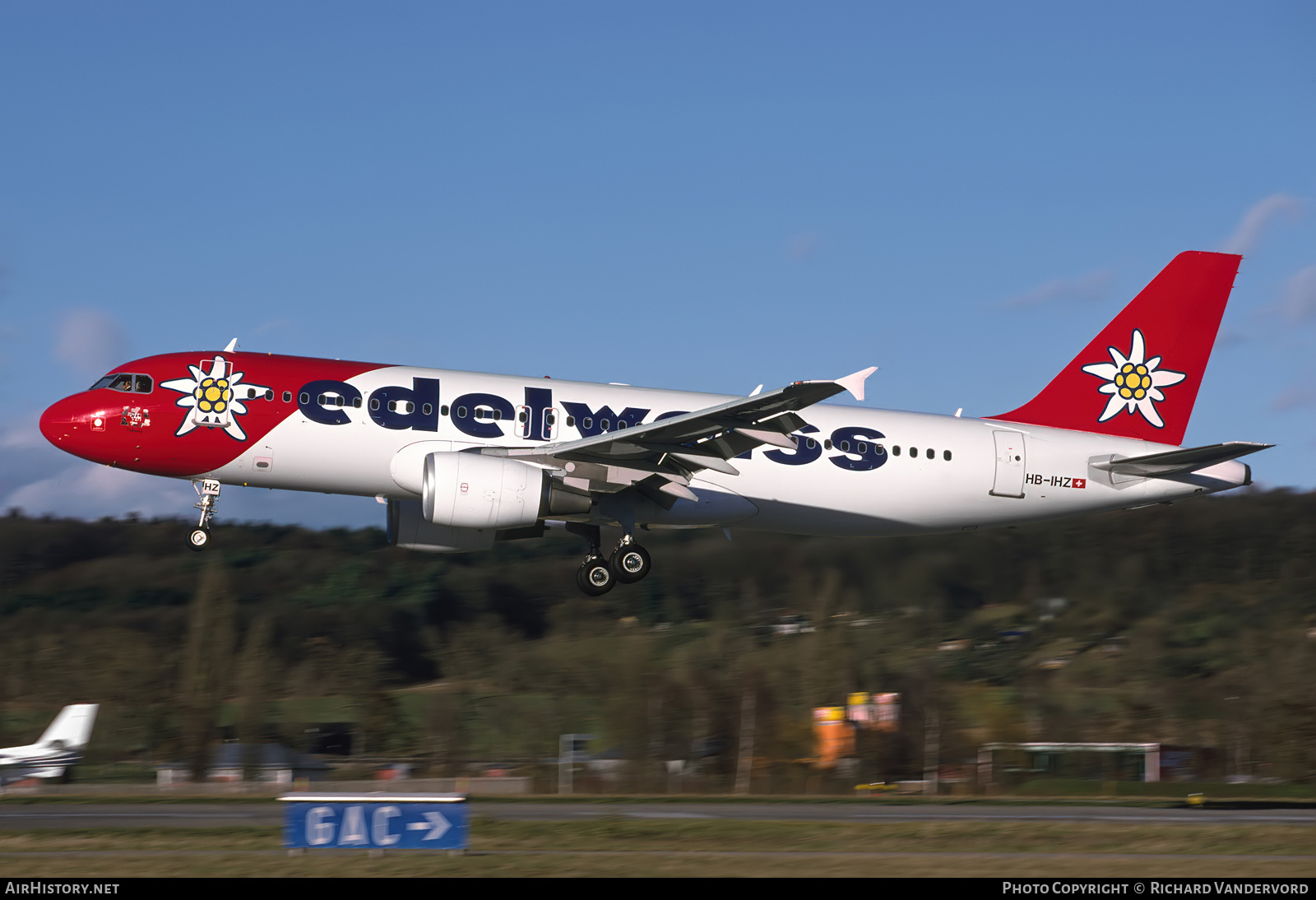 Aircraft Photo of HB-IHZ | Airbus A320-214 | Edelweiss Air | AirHistory.net #756024