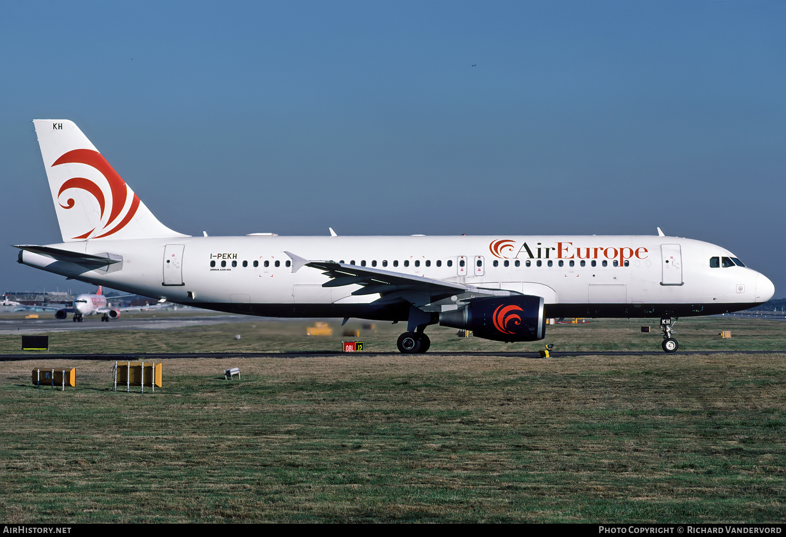 Aircraft Photo of I-PEKH | Airbus A320-214 | Air Europe | AirHistory.net #756072