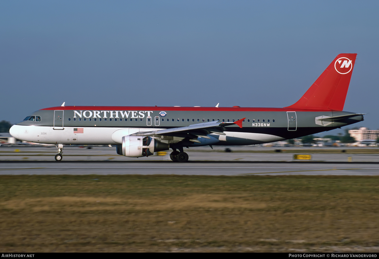 Aircraft Photo of N336NW | Airbus A320-212 | Northwest Airlines | AirHistory.net #756311