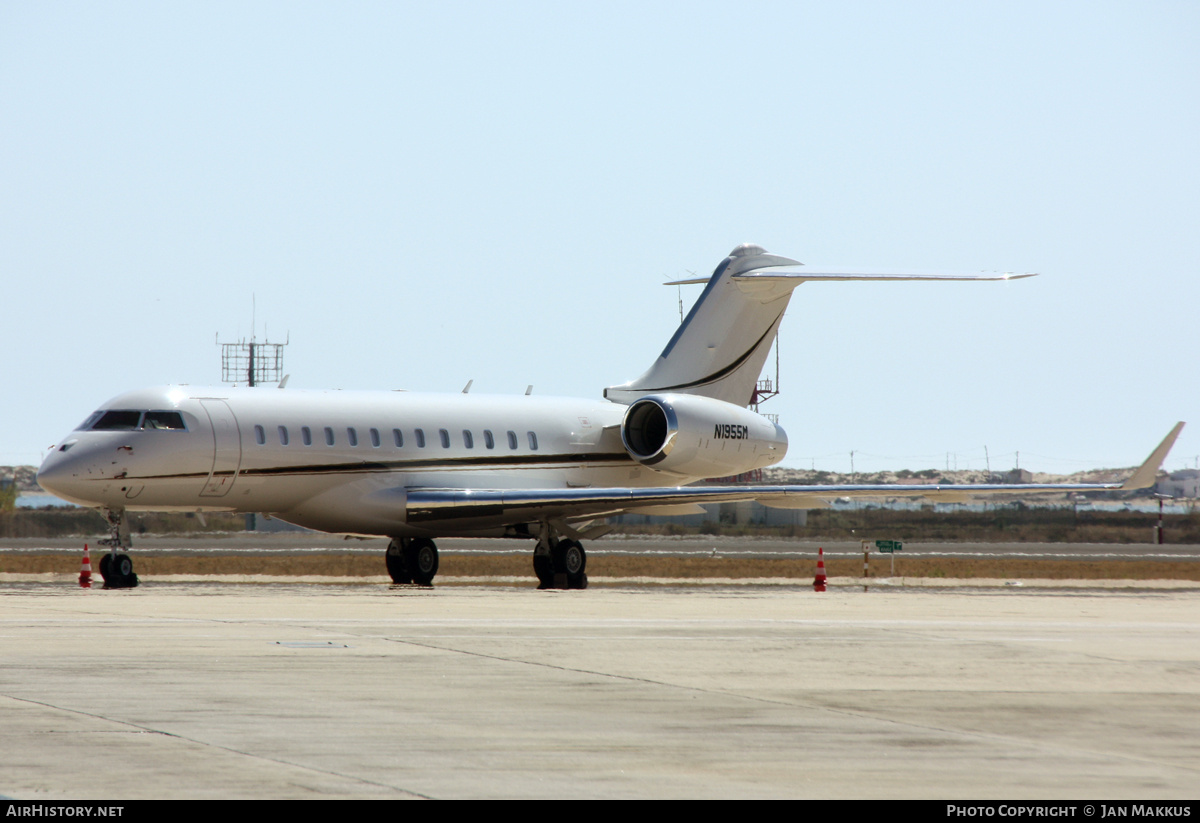 Aircraft Photo of N1955M | Bombardier Global Express XRS (BD-700-1A10) | AirHistory.net #756312