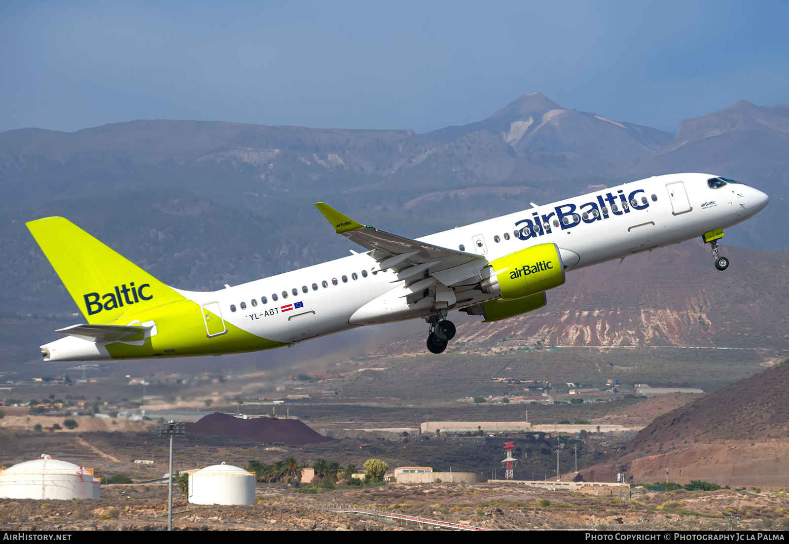 Aircraft Photo of YL-ABT | Airbus A220-371 (BD-500-1A11) | AirBaltic | AirHistory.net #756583