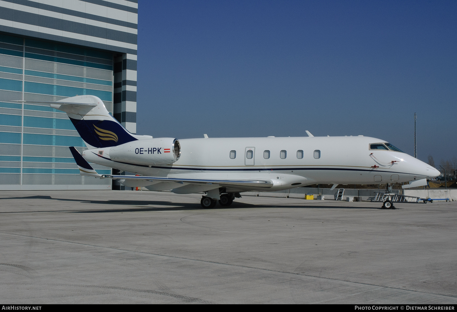 Aircraft Photo of OE-HPK | Bombardier Challenger 300 (BD-100-1A10) | Amira Air | AirHistory.net #757217