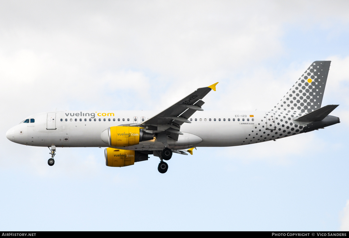 Aircraft Photo of EC-IZD | Airbus A320-214 | Vueling Airlines | AirHistory.net #757541