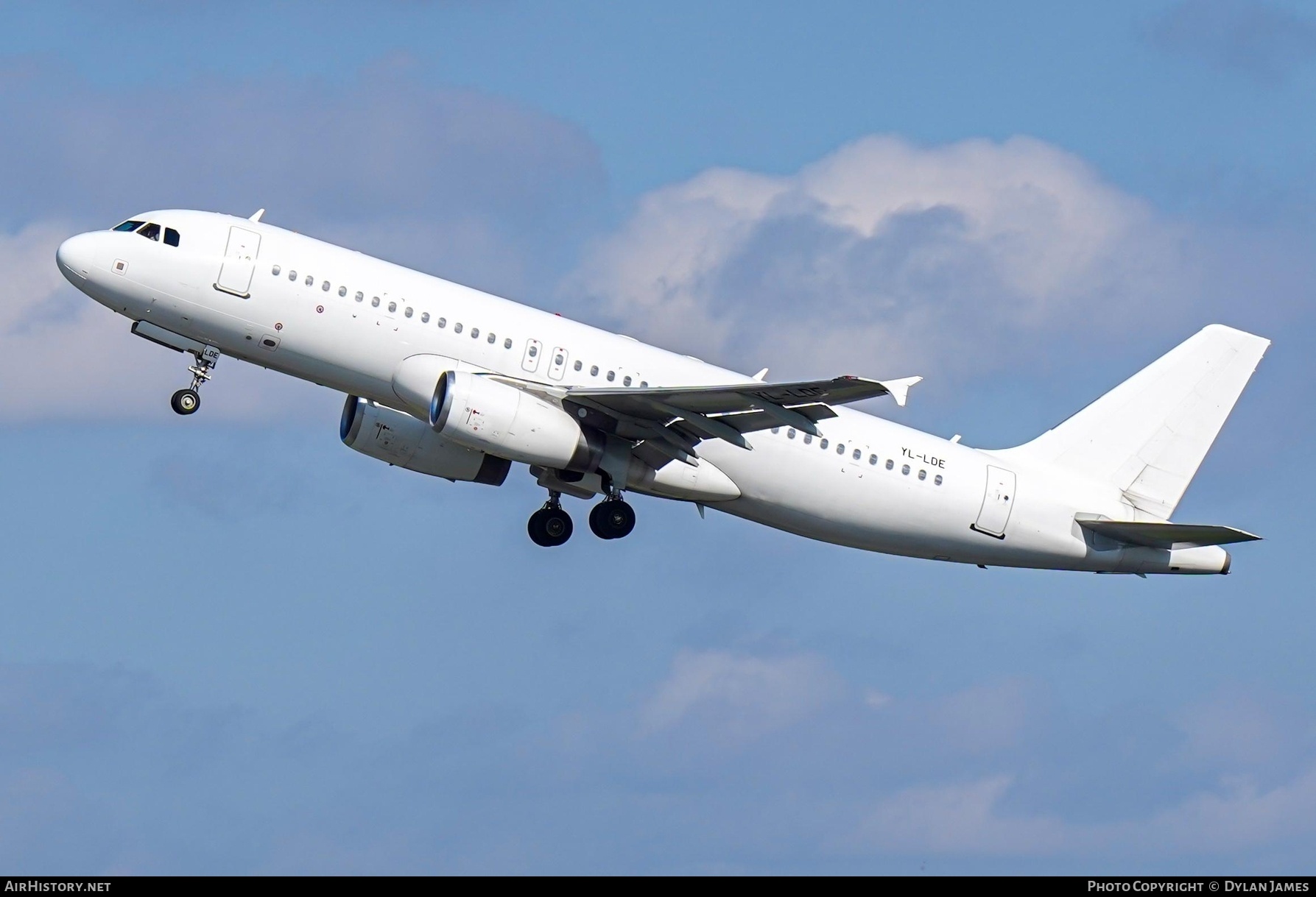 Aircraft Photo of YL-LDE | Airbus A320-232 | AirHistory.net #757888