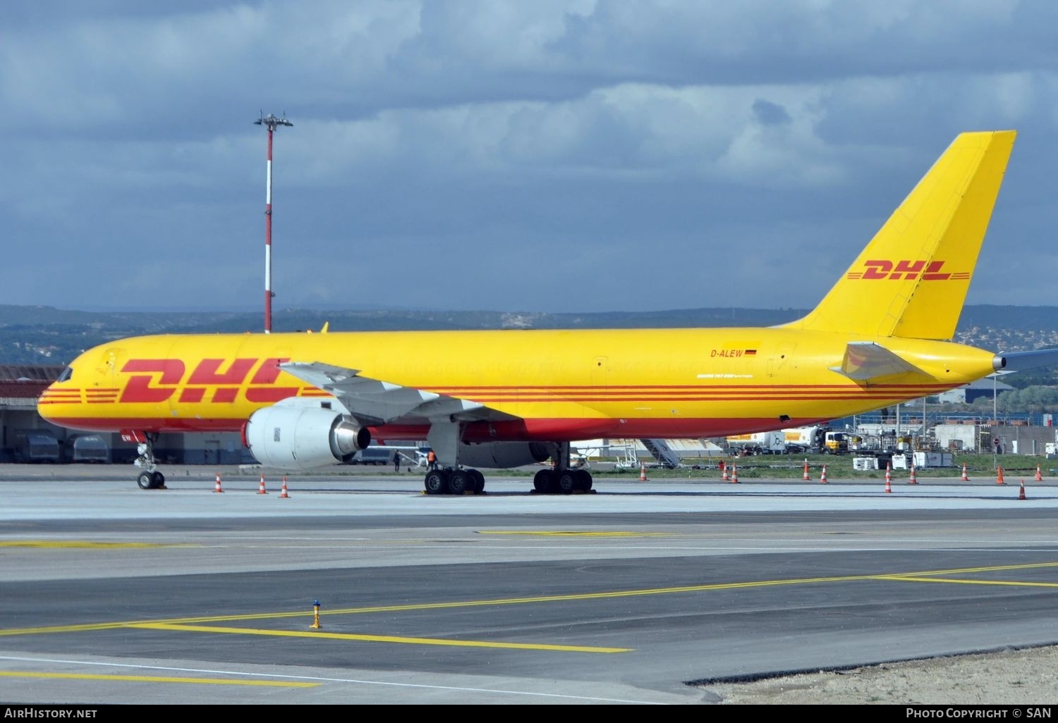 Aircraft Photo of D-ALEW | Boeing 757-236/SF | DHL International | AirHistory.net #758034