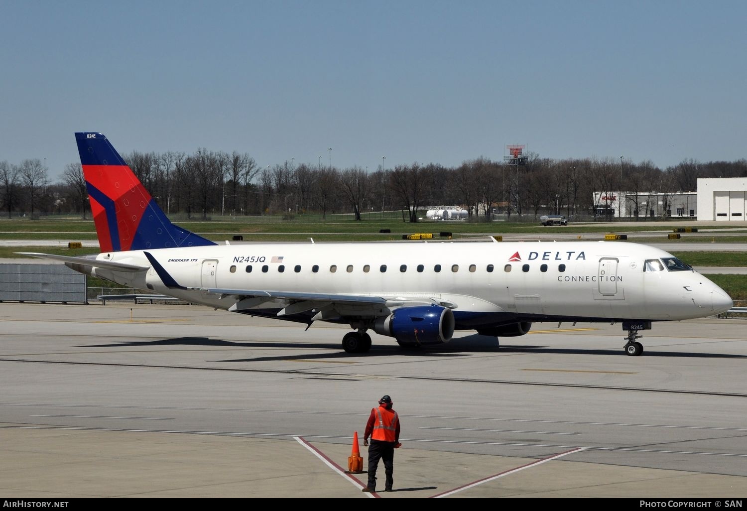 Aircraft Photo of N245JQ | Embraer 175LR (ERJ-170-200LR) | Delta Connection | AirHistory.net #758539