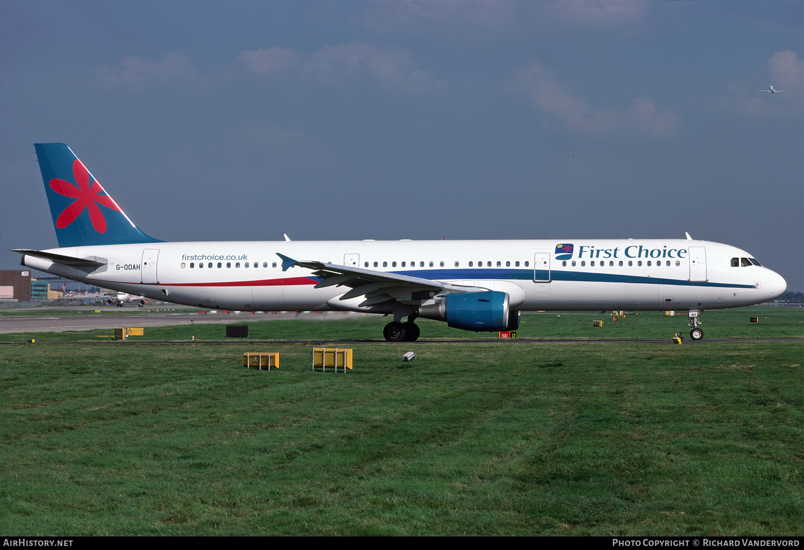 Aircraft Photo of G-OOAH | Airbus A321-211 | First Choice Airways | AirHistory.net #761071