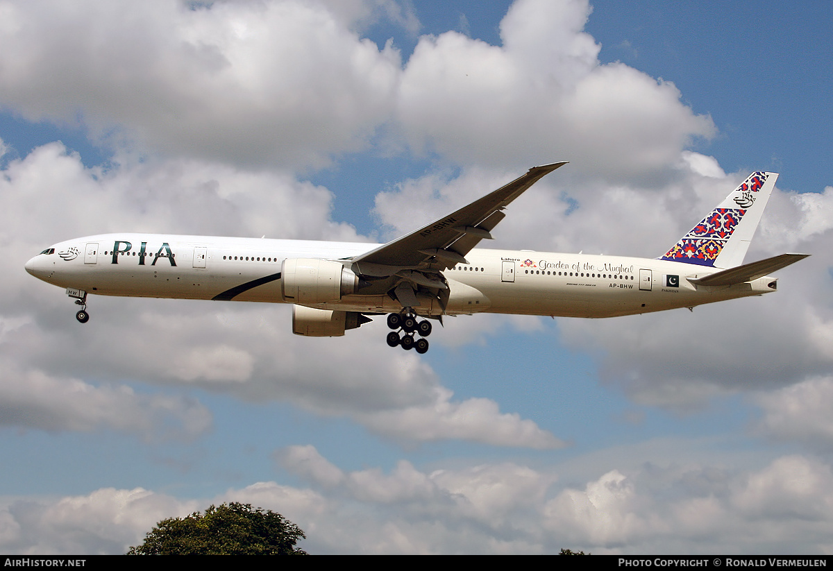 Aircraft Photo of AP-BHW | Boeing 777-340/ER | Pakistan International Airlines - PIA | AirHistory.net #761677