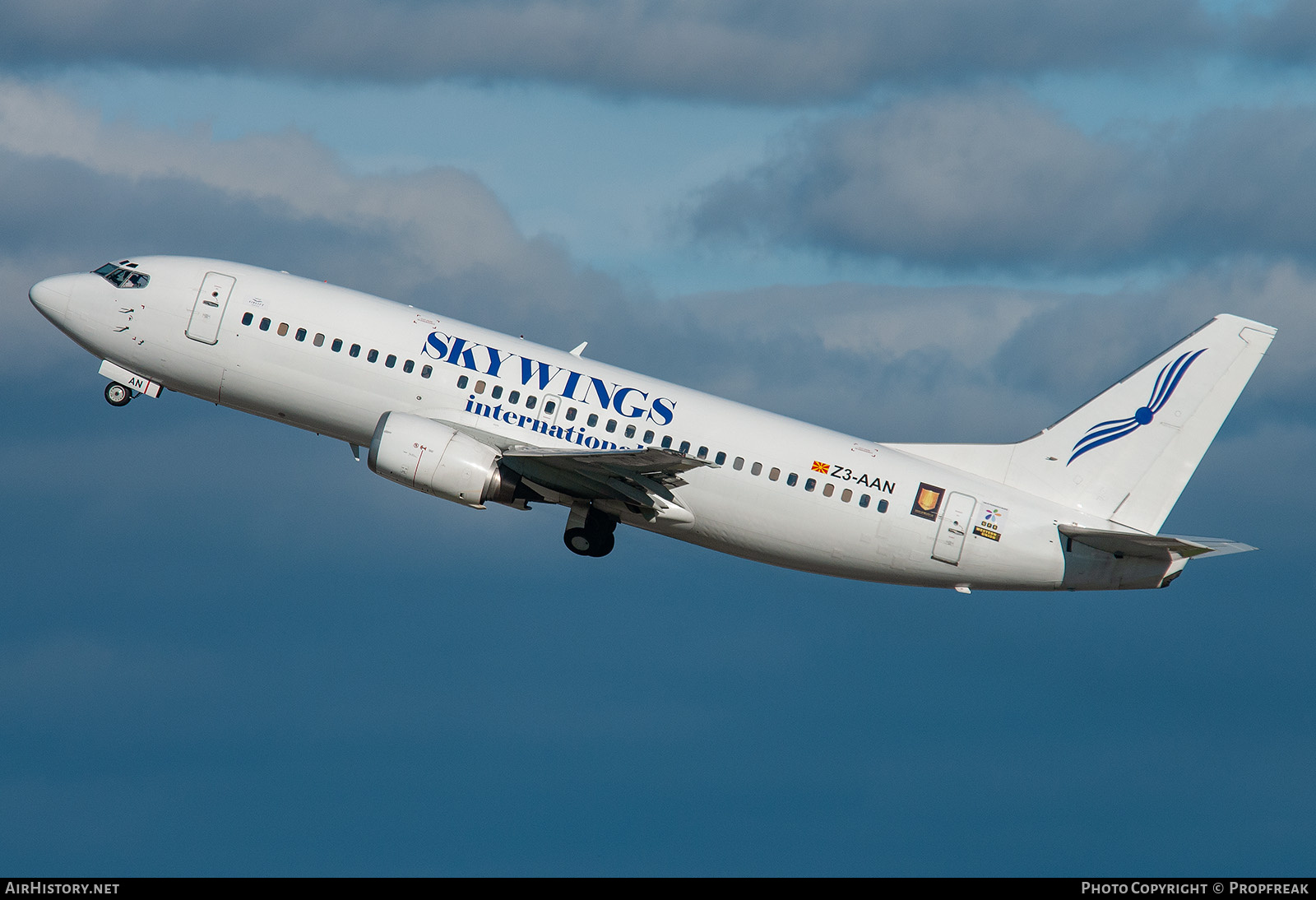Aircraft Photo of Z3-AAN | Boeing 737-382 | Skywings International | AirHistory.net #762094