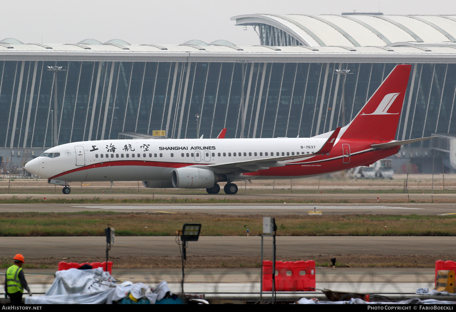 Aircraft Photo of B-7637 | Boeing 737-89P | Shanghai Airlines | AirHistory.net #763965