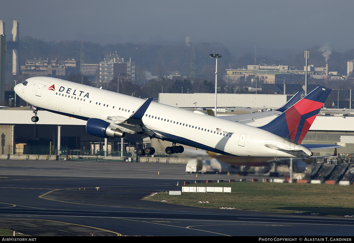 Aircraft Photo of N186DN | Boeing 767-332/ER | Delta Air Lines | AirHistory.net #764176
