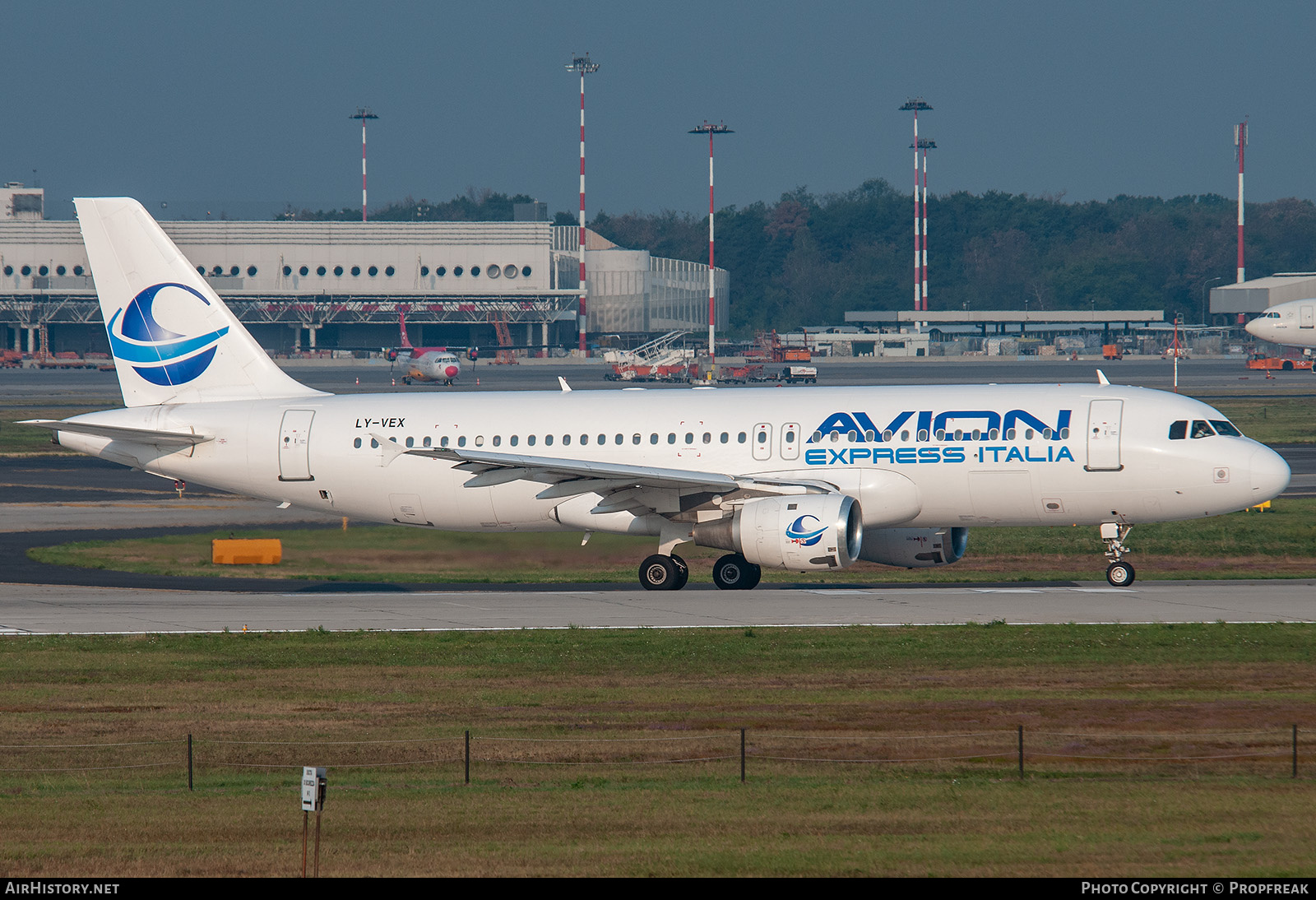 Aircraft Photo of LY-VEX | Airbus A320-212 | Avion Express Italia | AirHistory.net #764868