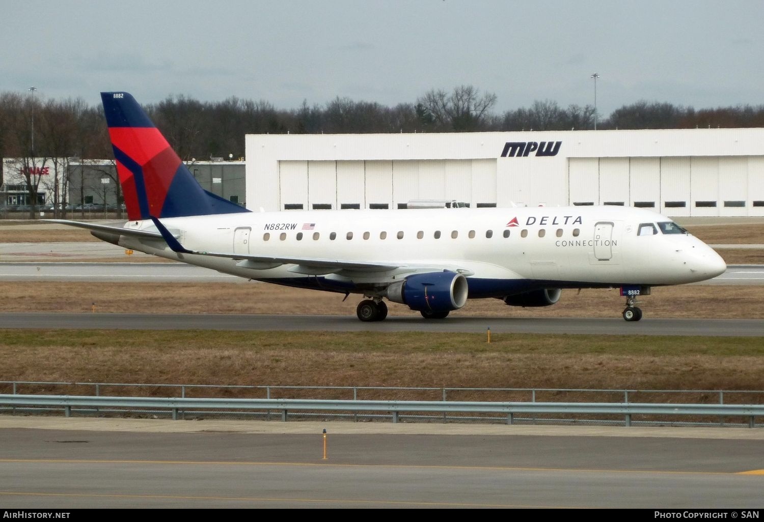 Aircraft Photo of N882RW | Embraer 170LR (ERJ-170-100LR) | Delta Connection | AirHistory.net #765025