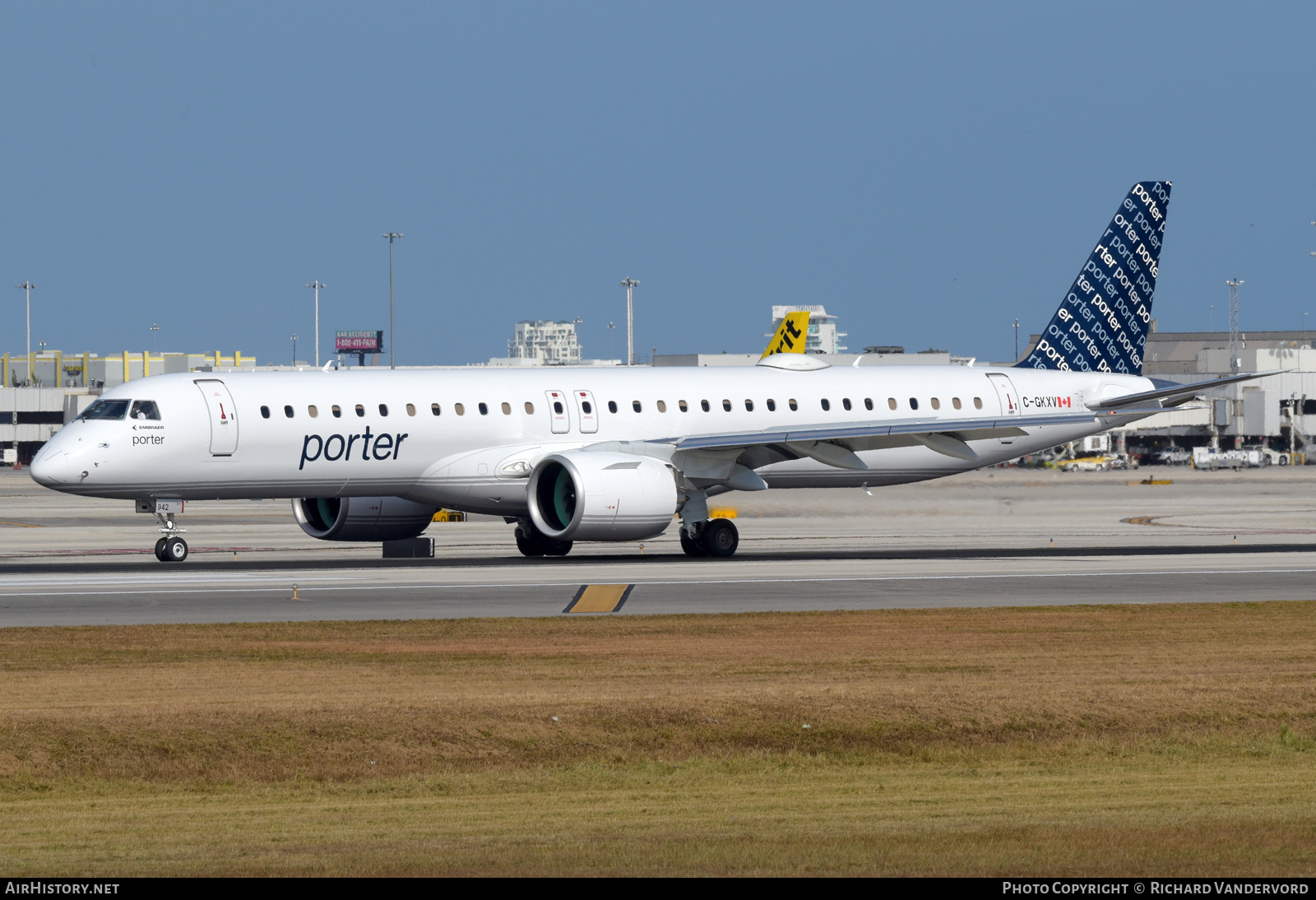 Aircraft Photo of C-GKXV | Embraer 195-E2 (ERJ-190-400) | Porter Airlines | AirHistory.net #765844