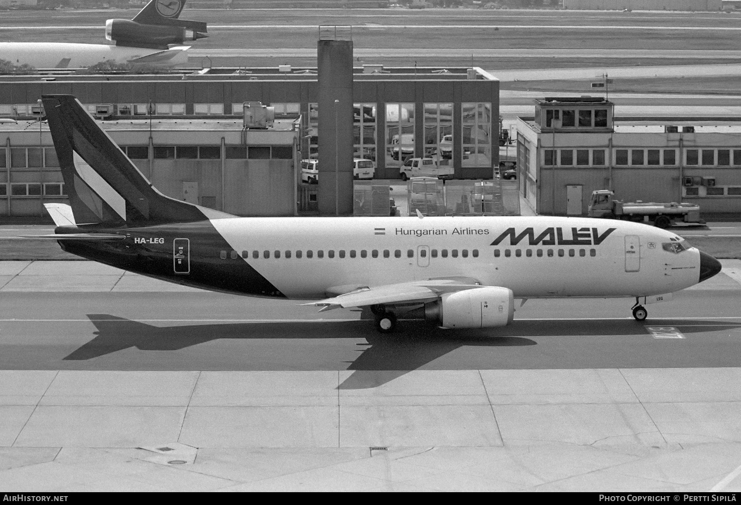 Aircraft Photo of HA-LEG | Boeing 737-3Y0 | Malév - Hungarian Airlines | AirHistory.net #766019