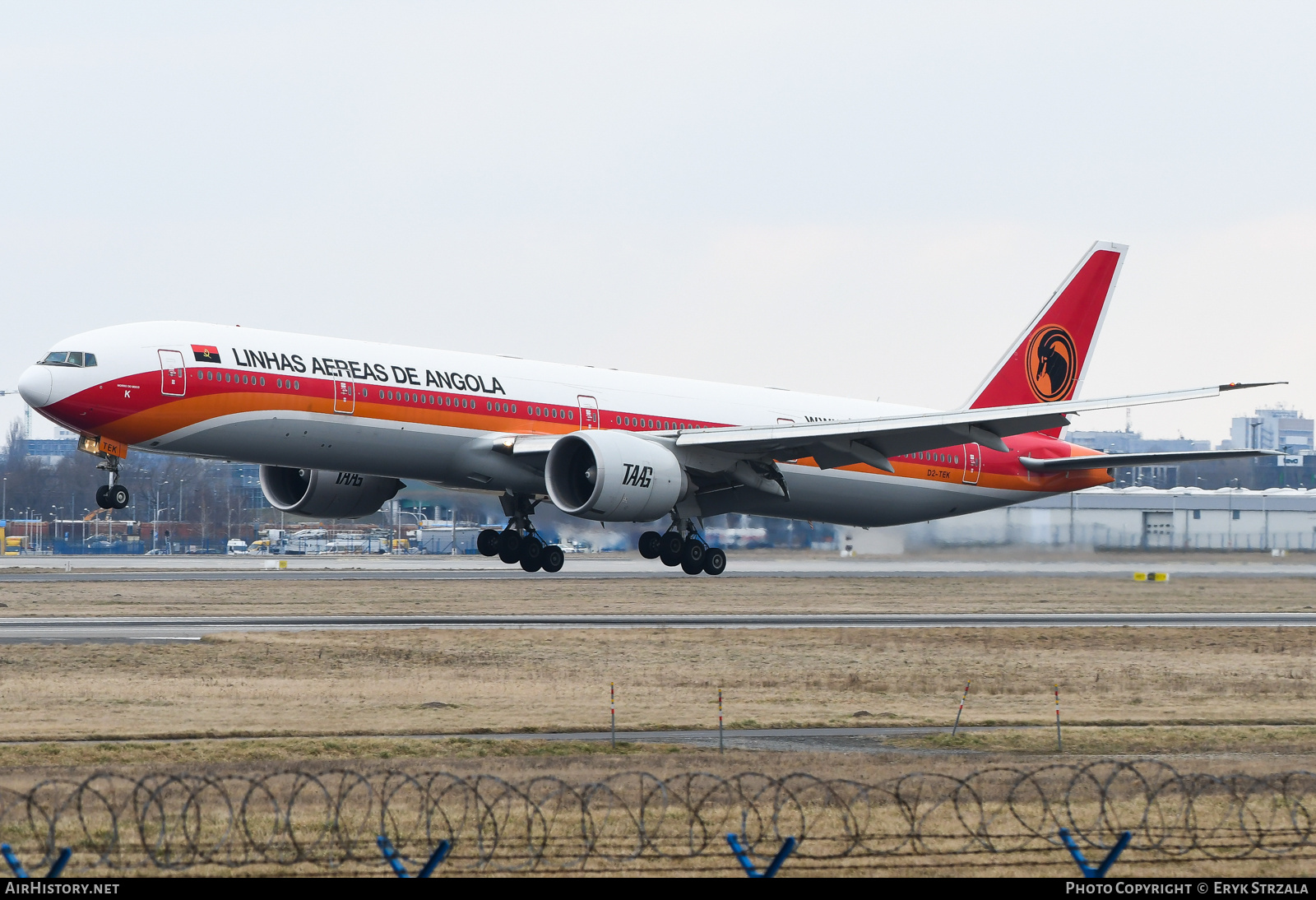 Aircraft Photo of D2-TEK | Boeing 777-3M2/ER | TAAG Angola Airlines - Linhas Aéreas de Angola | AirHistory.net #766593