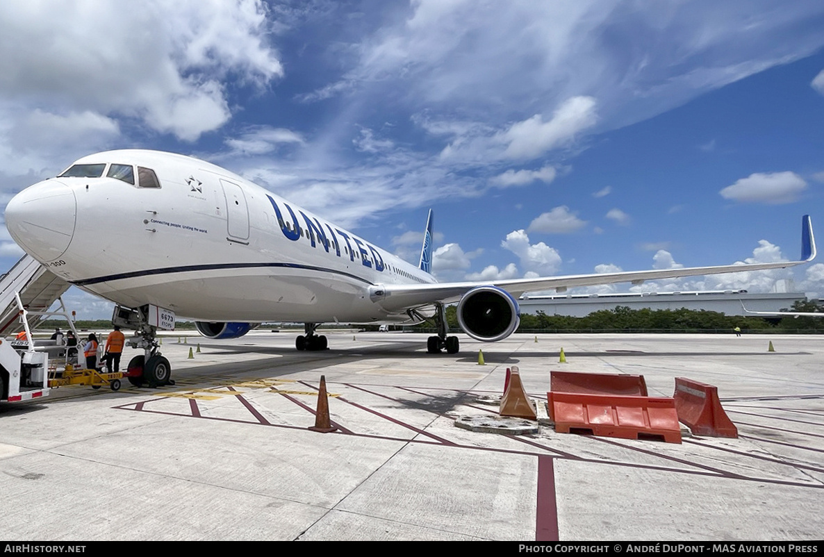 Aircraft Photo of N673UA | Boeing 767-322/ER | United Airlines | AirHistory.net #766810