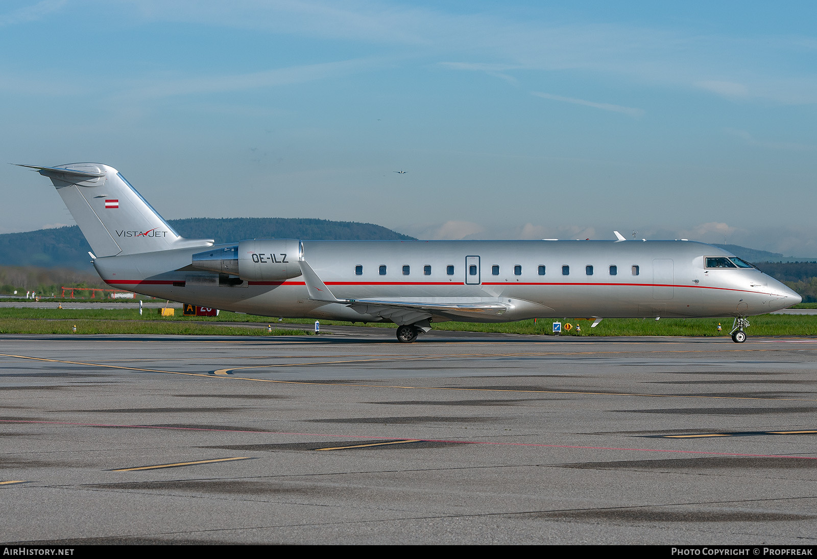 Aircraft Photo of OE-ILZ | Bombardier Challenger 850 (CRJ-200SE/CL-600-2B19) | VistaJet | AirHistory.net #767459