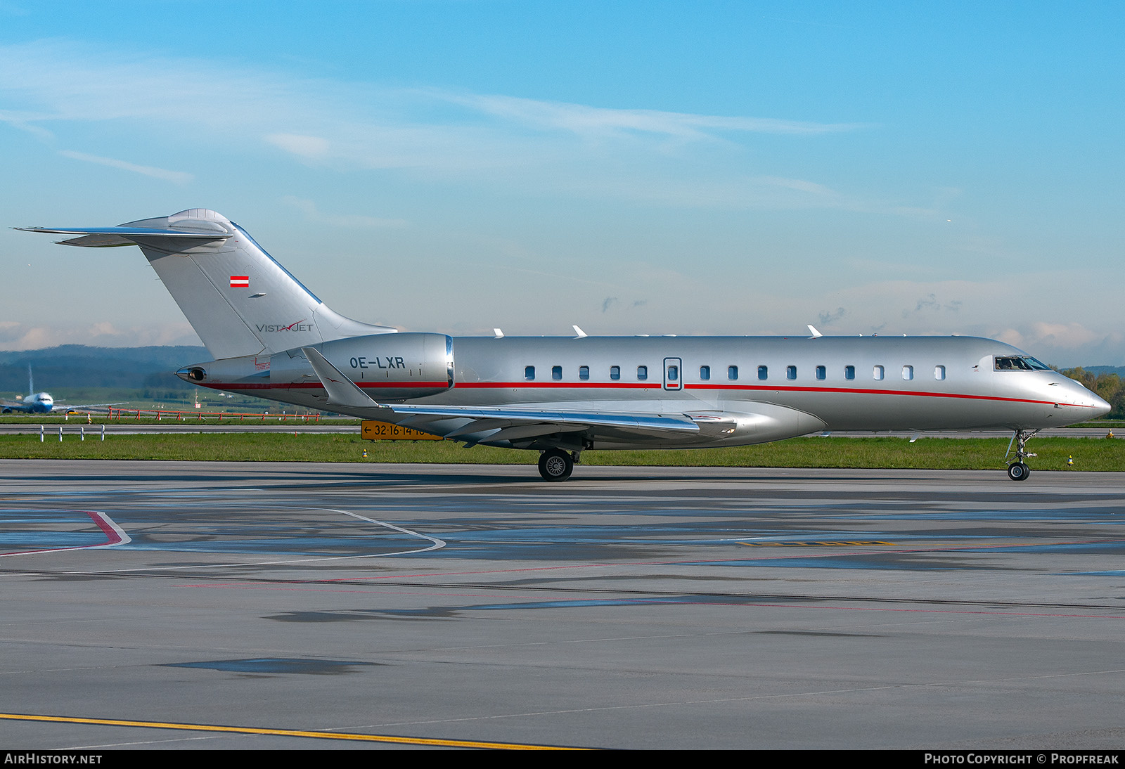 Aircraft Photo of OE-LXR | Bombardier Global Express XRS (BD-700-1A10) | VistaJet | AirHistory.net #767476