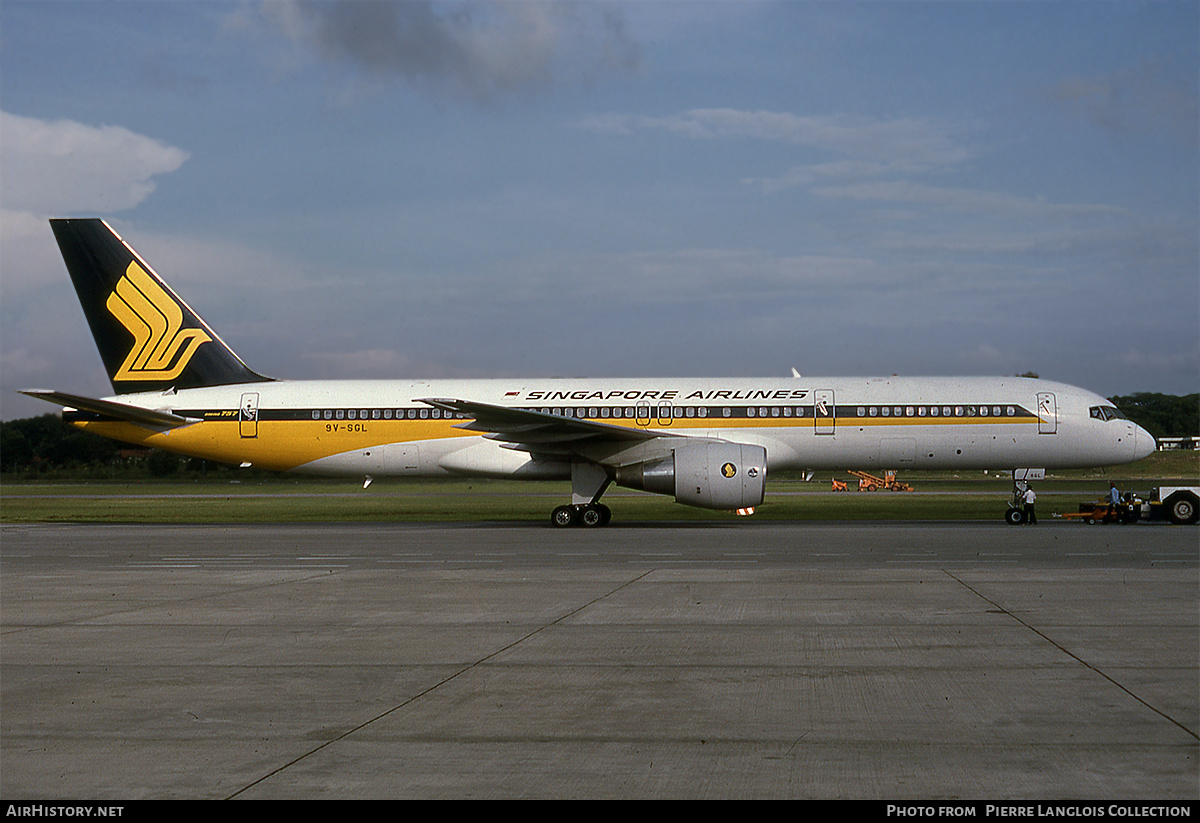 Aircraft Photo of 9V-SGL | Boeing 757-212 | Singapore Airlines | AirHistory.net #769448