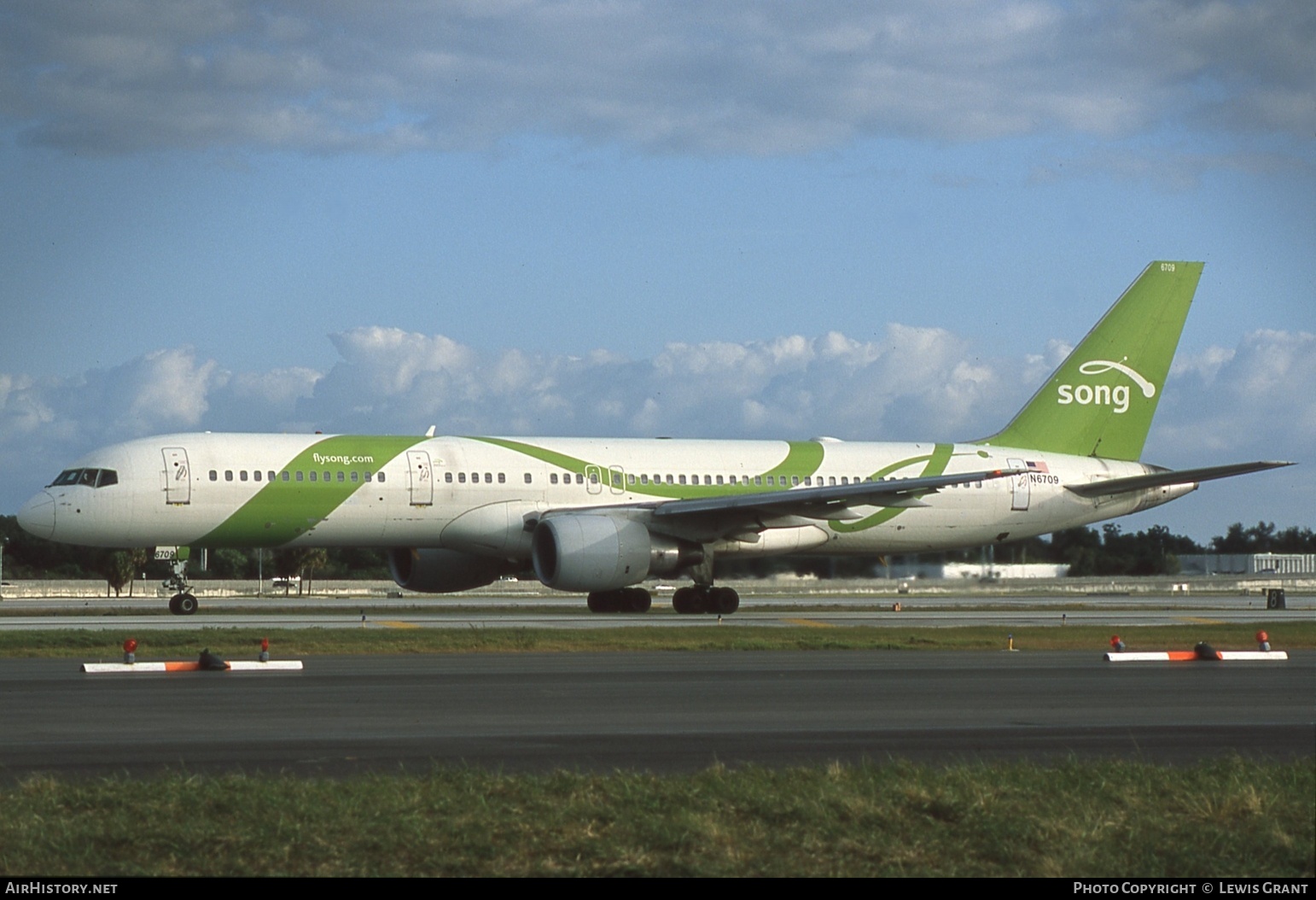 Aircraft Photo of N6709 | Boeing 757-232 | Song | AirHistory.net #770411