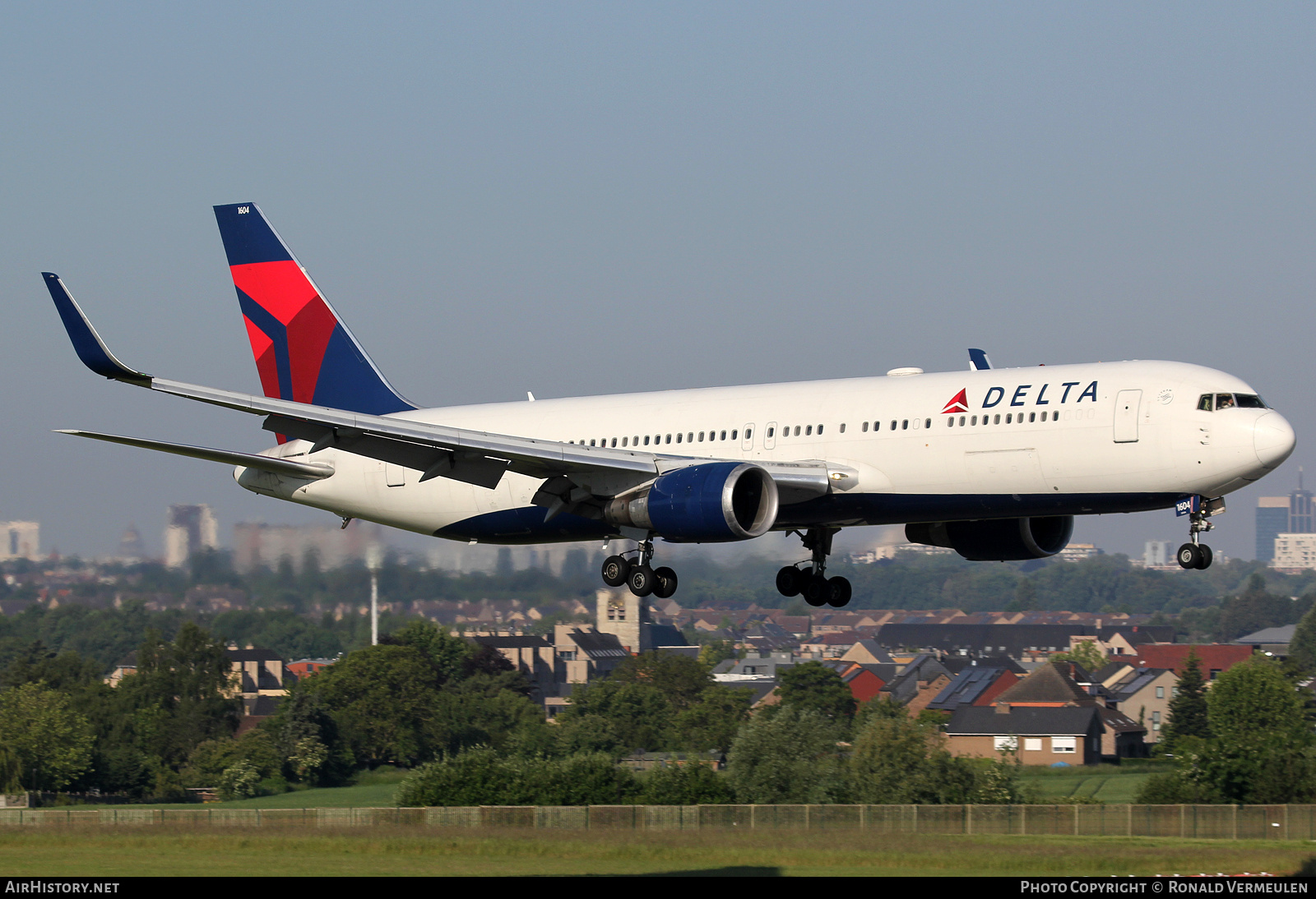 Aircraft Photo of N1604R | Boeing 767-332/ER | Delta Air Lines | AirHistory.net #770476