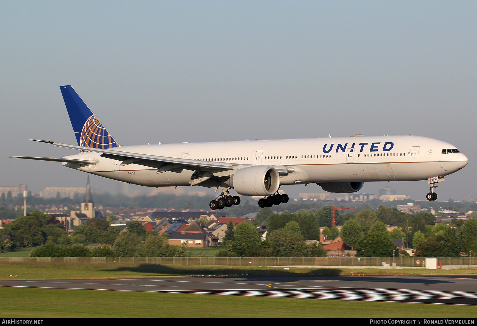Aircraft Photo of N2138U | Boeing 777-300/ER | United Airlines | AirHistory.net #770494