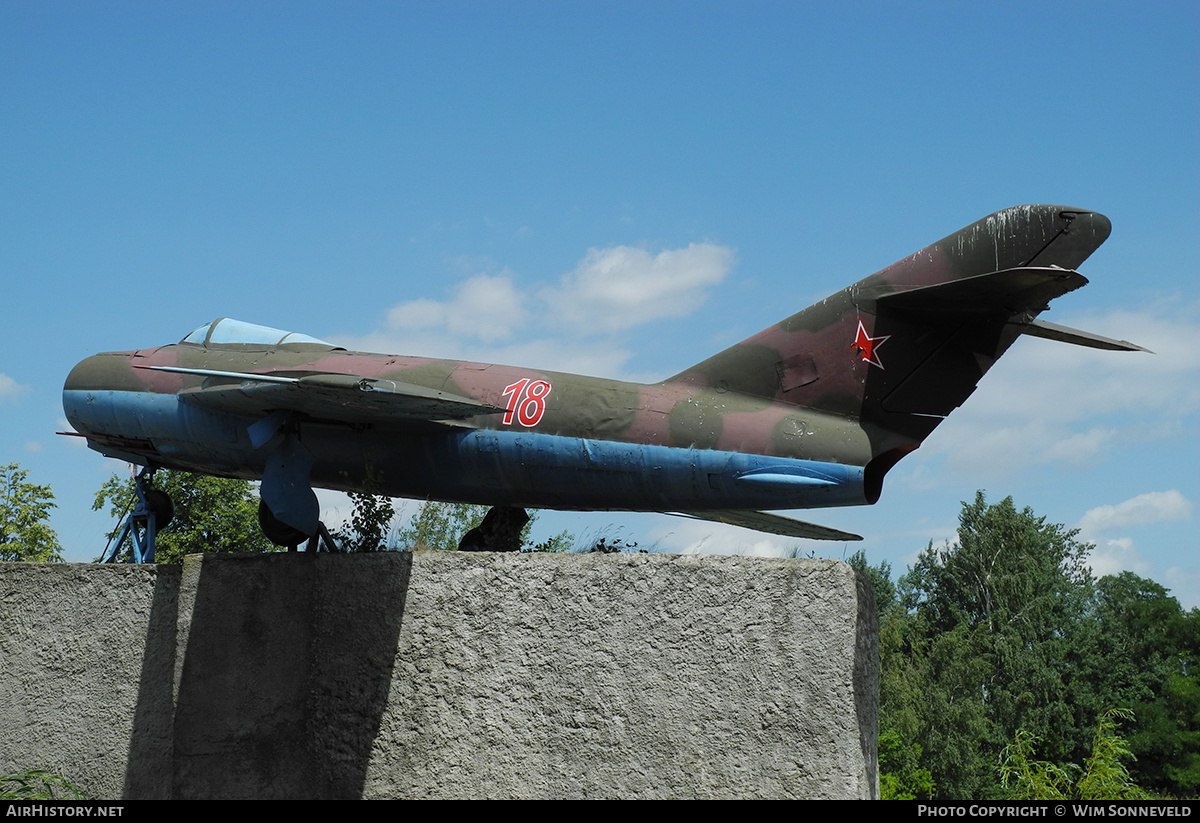 Aircraft Photo of 18 red | Mikoyan-Gurevich MiG-17 | Soviet Union - Air Force | AirHistory.net #770829