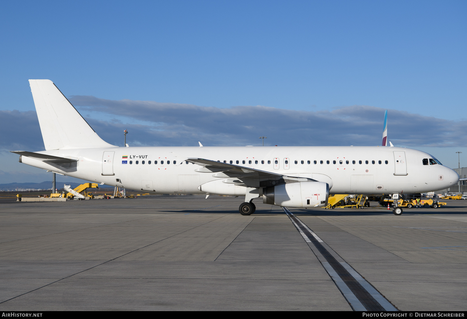Aircraft Photo of LY-VUT | Airbus A320-232 | AirHistory.net #772427