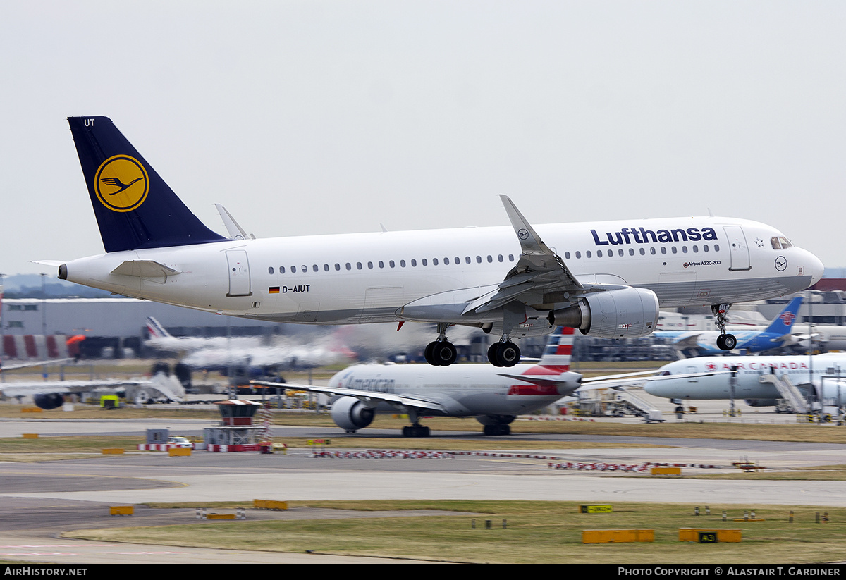 Aircraft Photo of D-AIUT | Airbus A320-214 | Lufthansa | AirHistory.net #773029