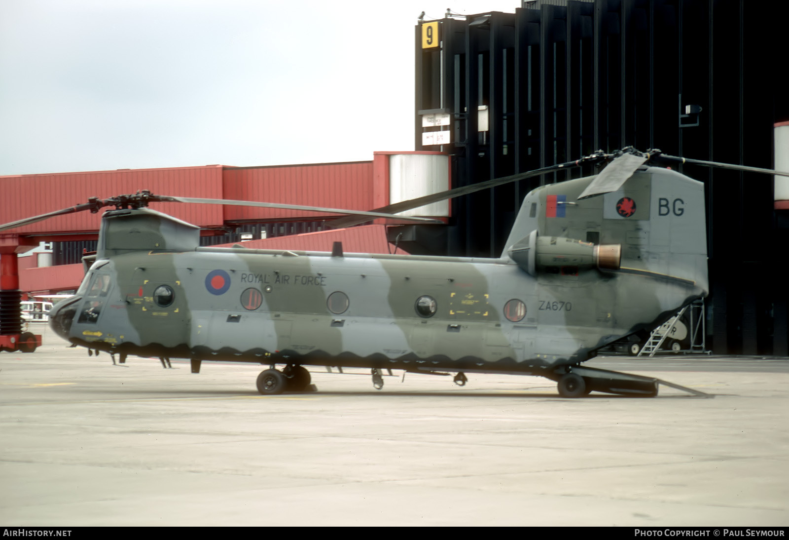 Aircraft Photo of ZA670 | Boeing Vertol Chinook HC1 (352) | UK - Air Force | AirHistory.net #773092